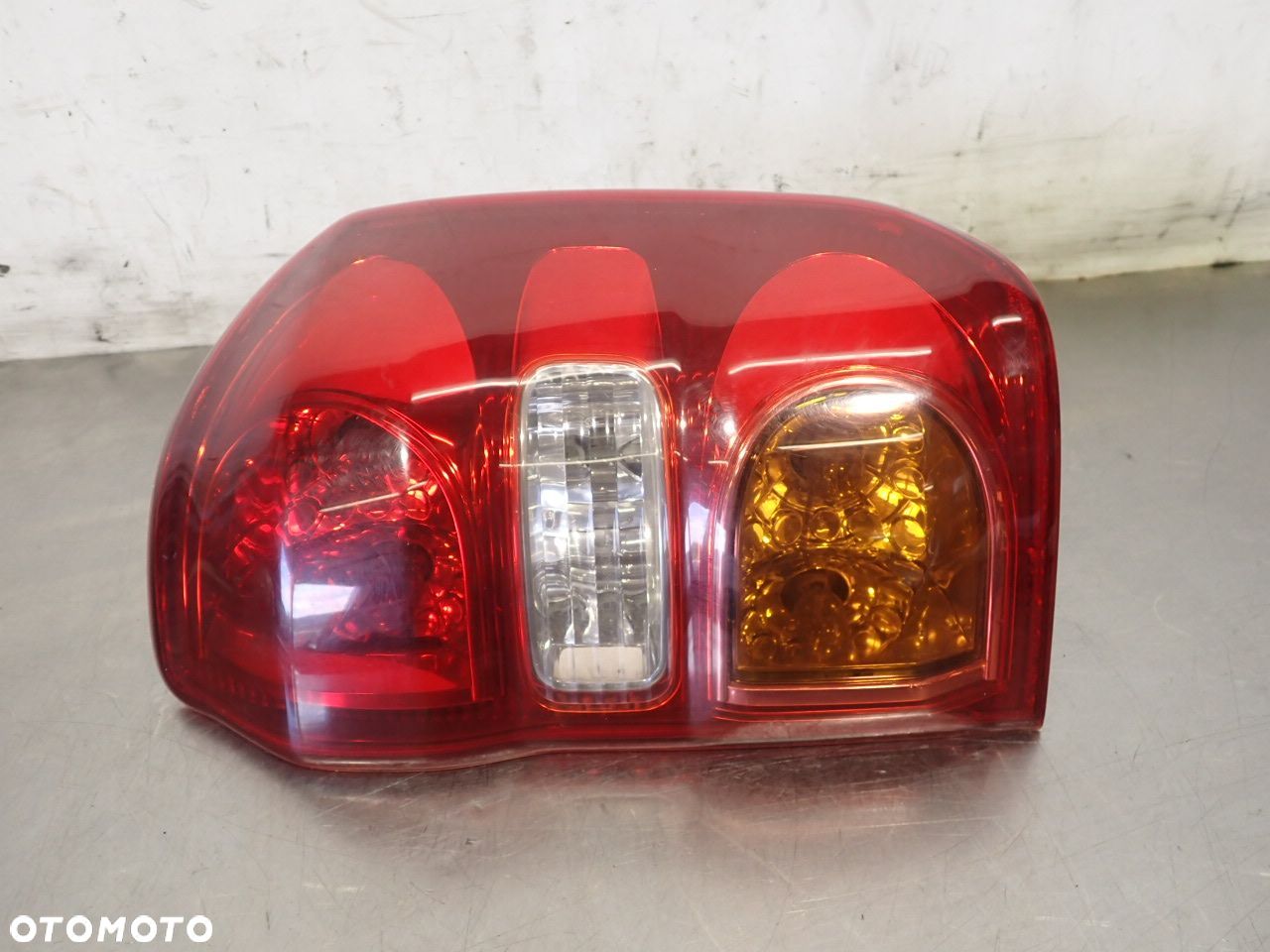 LAMPA PRAWA TYLNA TOYOTA RAV4 II LIFT - 1