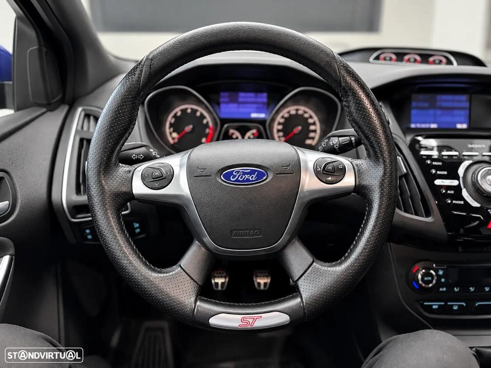 Ford Focus 2.0 EcoBoost ST c/ Pack Pele Desportiva - 28