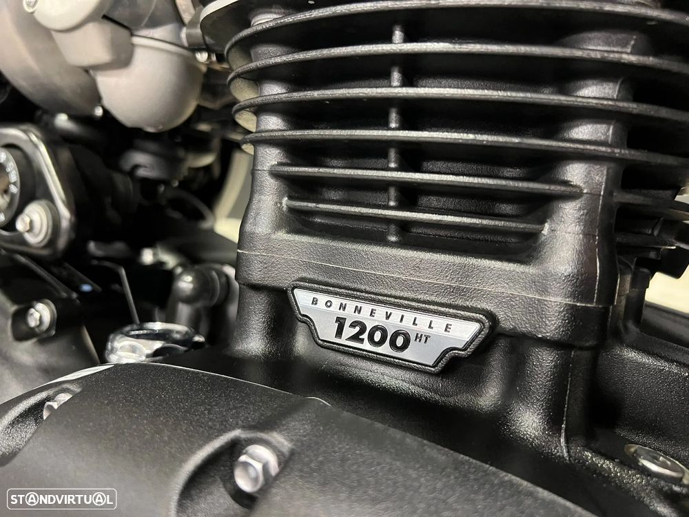 Triumph Bonneville Bobber Black - 9