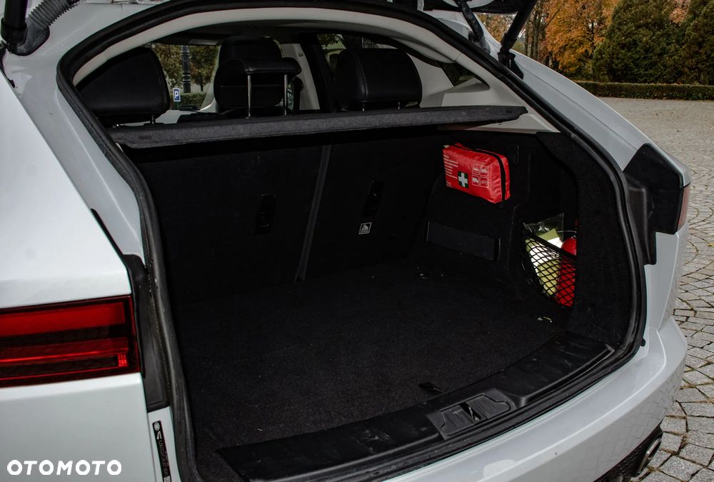 Jaguar E-Pace P250 AWD R-Dynamic S - 32