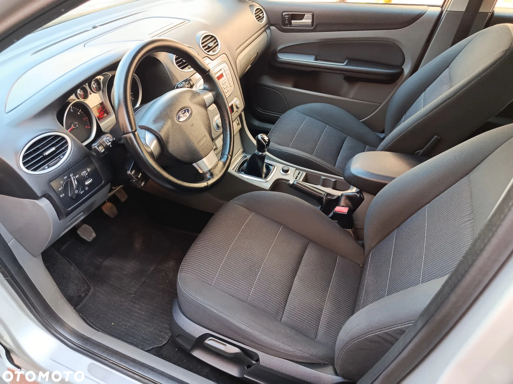 Ford Focus 1.6 16V Ghia - 9
