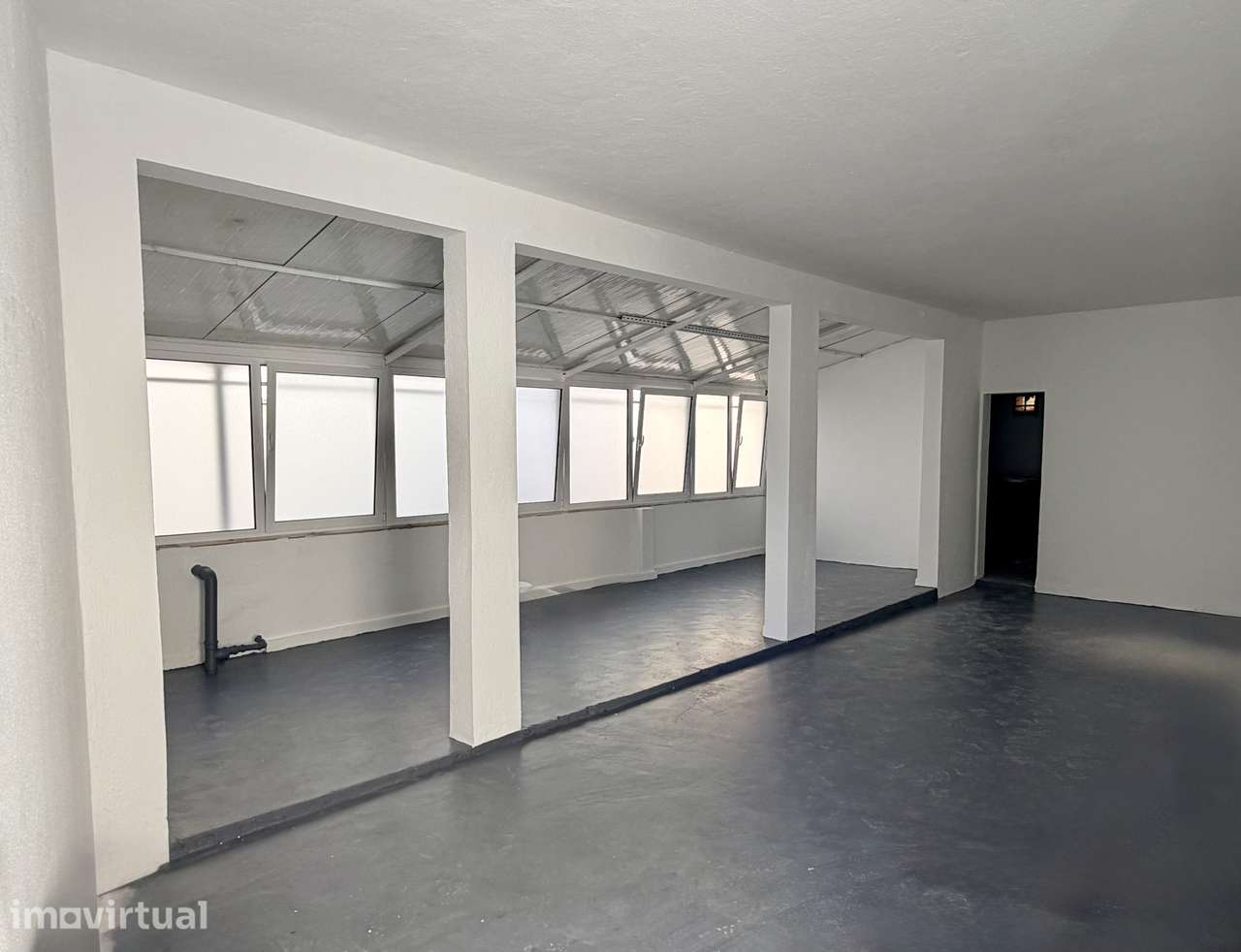 Armazém 300 m² | Duas Entradas Independentes | Acesso para Viaturas - Grande imagem: 5/12