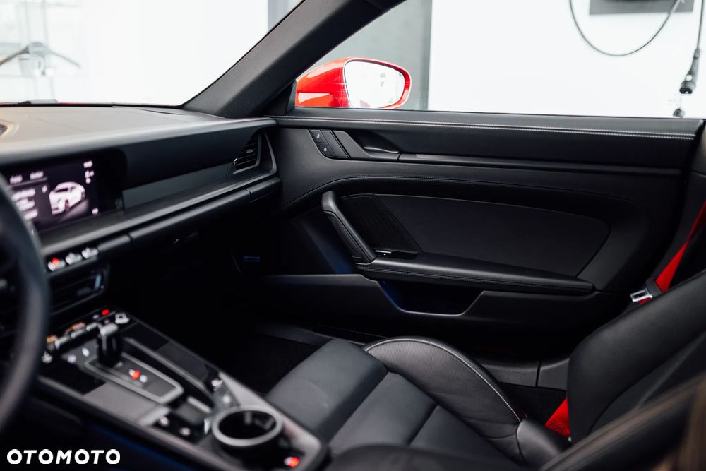 Porsche 911 Carrera 4 GTS - 20