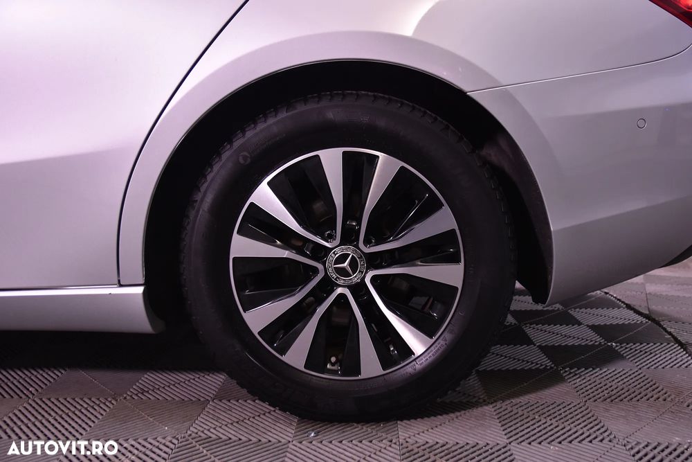 Mercedes-Benz A 180 d Sedan 8G-DCT - 13