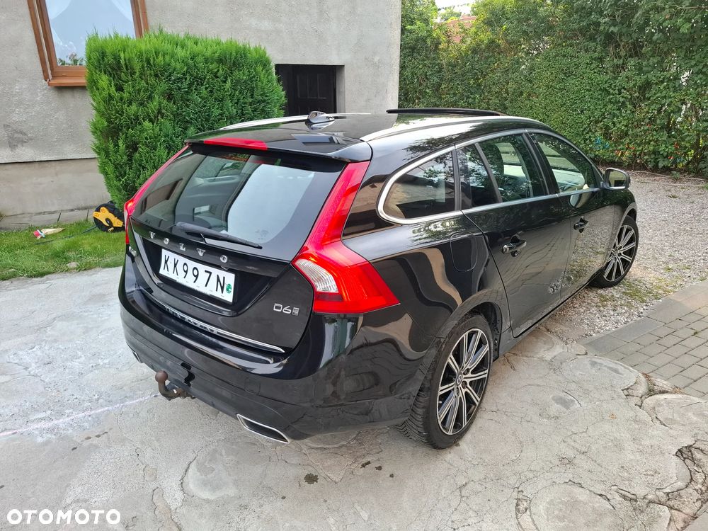 Volvo V60 D6 AWD Plug-in Hybrid R-Design Momentum - 8