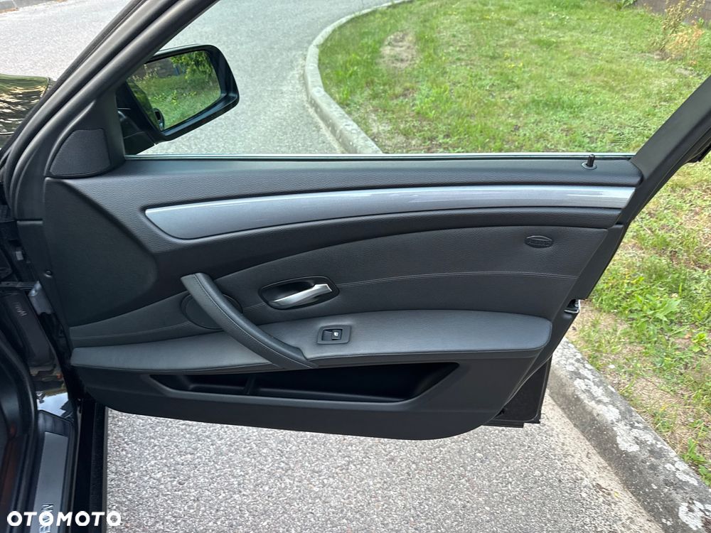 BMW Seria 5 520d - 24