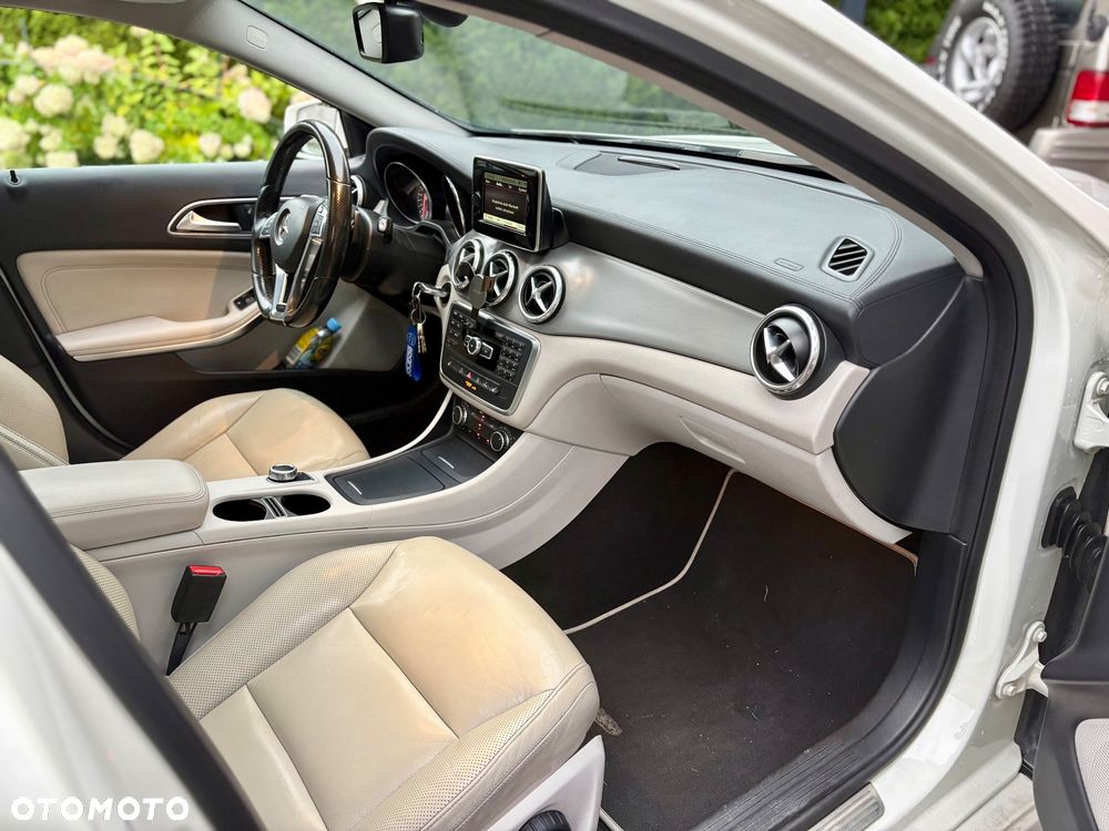 Mercedes-Benz GLA 200 7G-DCT AMG Line - 25