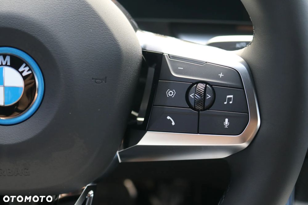 BMW iX2 eDrive20 66.5kWh M Sport Edition - 9