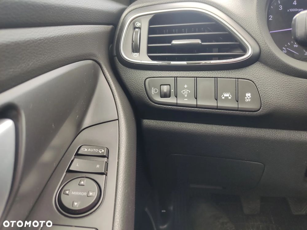 Hyundai i30 blue Kombi 1.4 Style - 12