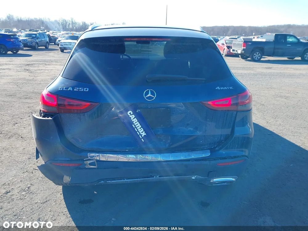 Mercedes-Benz GLA - 16