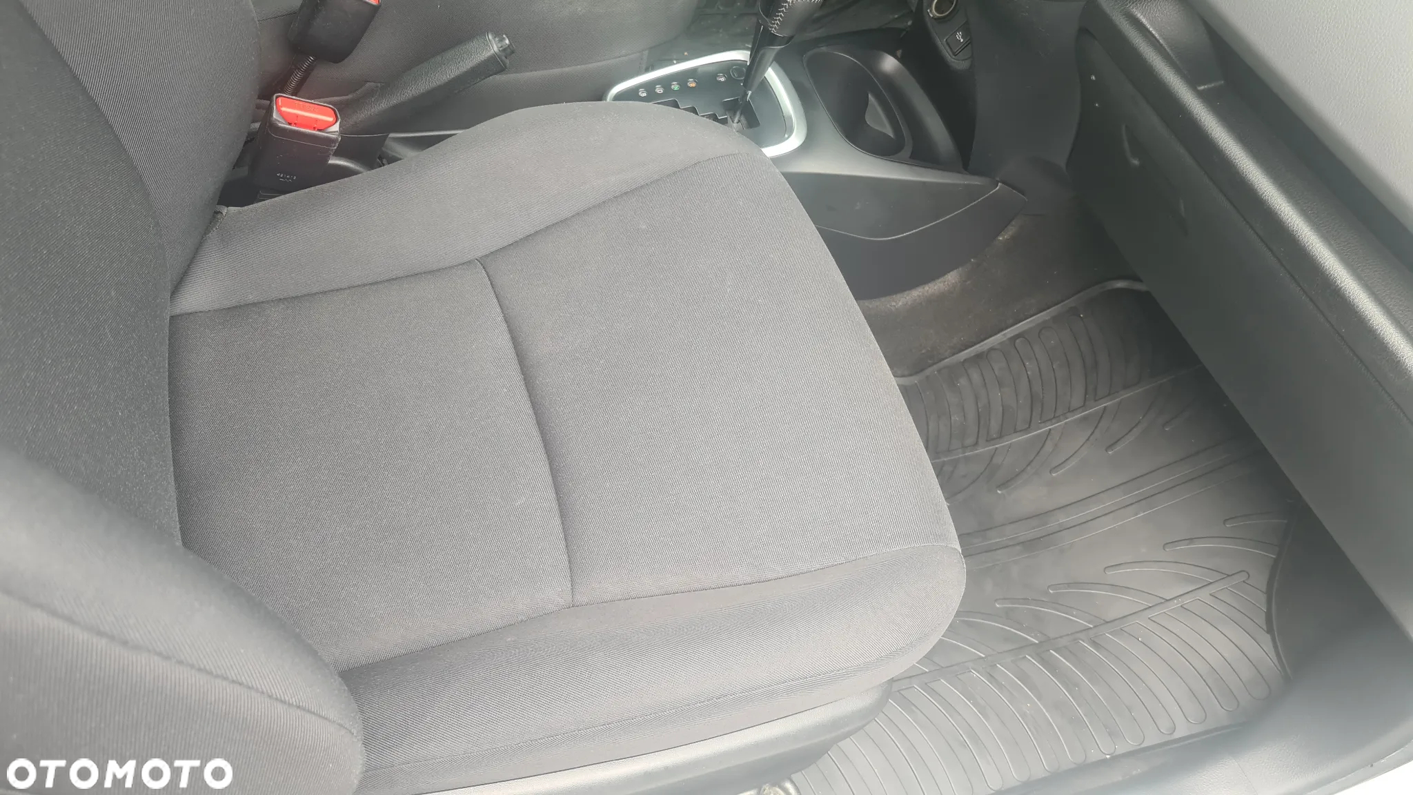 Toyota Yaris Hybrid 100 Dynamic - 10