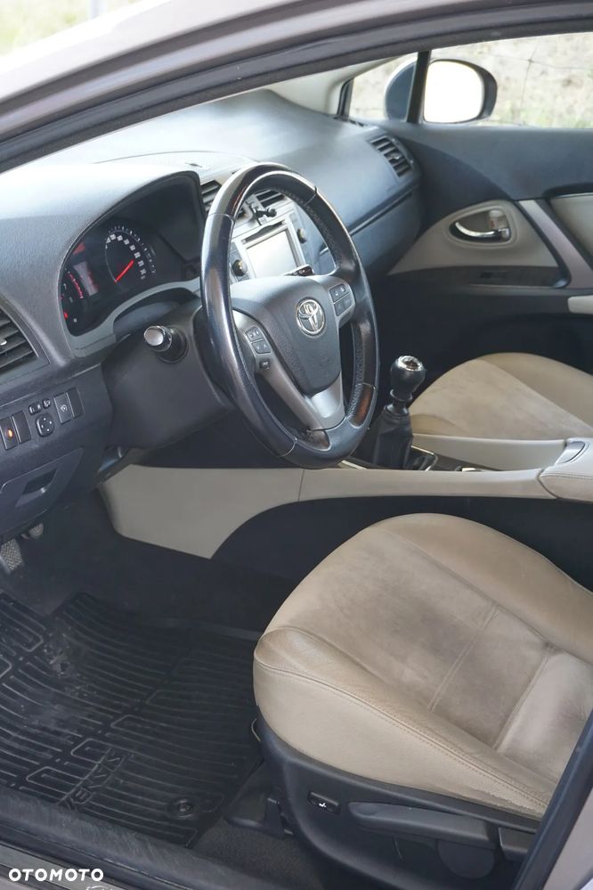 Toyota Avensis 1.8 Style - 17