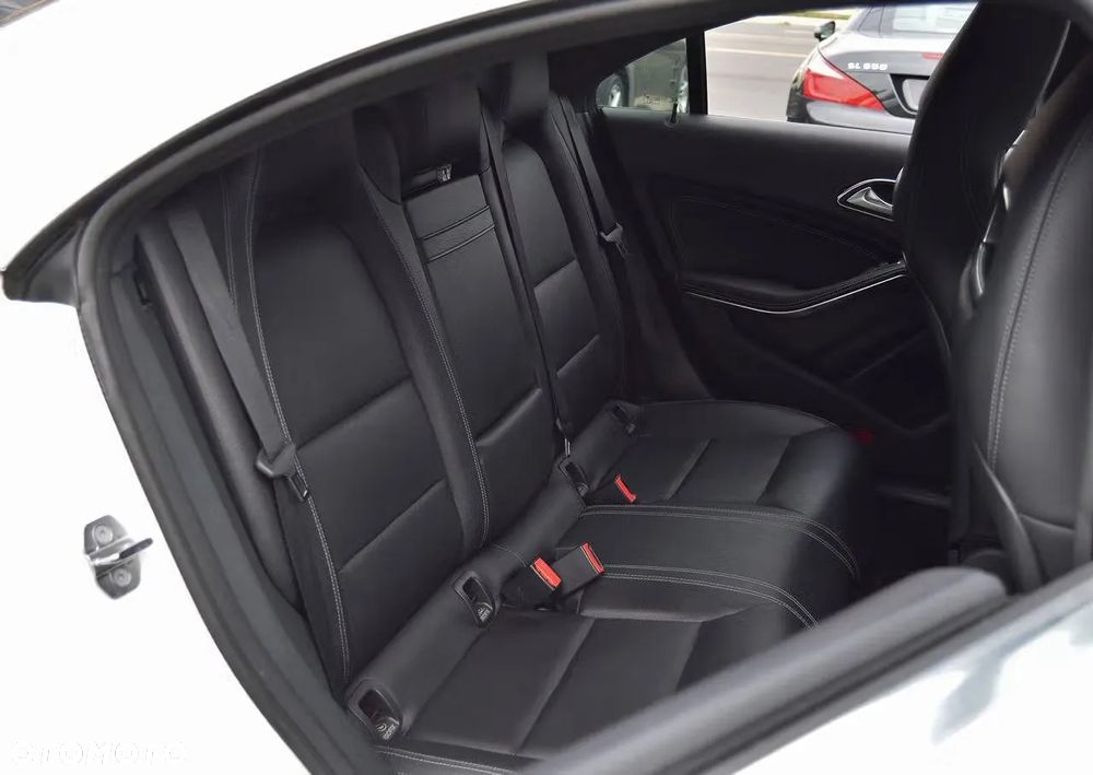 Mercedes-Benz CLA 250 4Matic 7G-DCT - 22