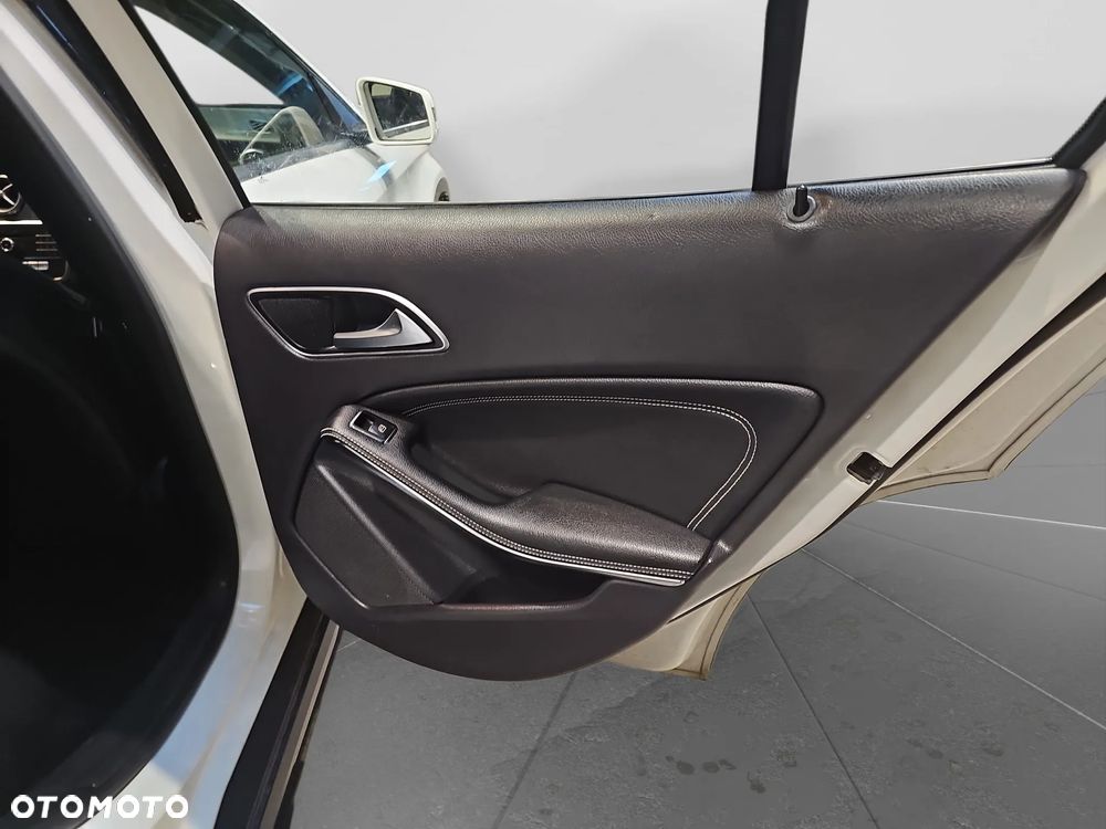 Mercedes-Benz GLA 200 7G-DCT Urban - 23