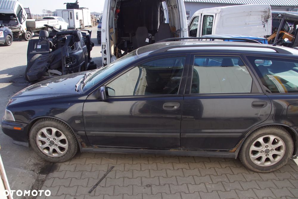 Auto na części - Volvo V40 I Lift 1.9 Di 95 KM D4192T2 M5D 332 2000R Silnik Skrzynia Drzwi Maska Klapa Zderzak Błotnik Lampa Klamka Szyba Lusterko Deska Kokpit Sterownik Moduł Czujnik Licznik Panel Kierownica - 4