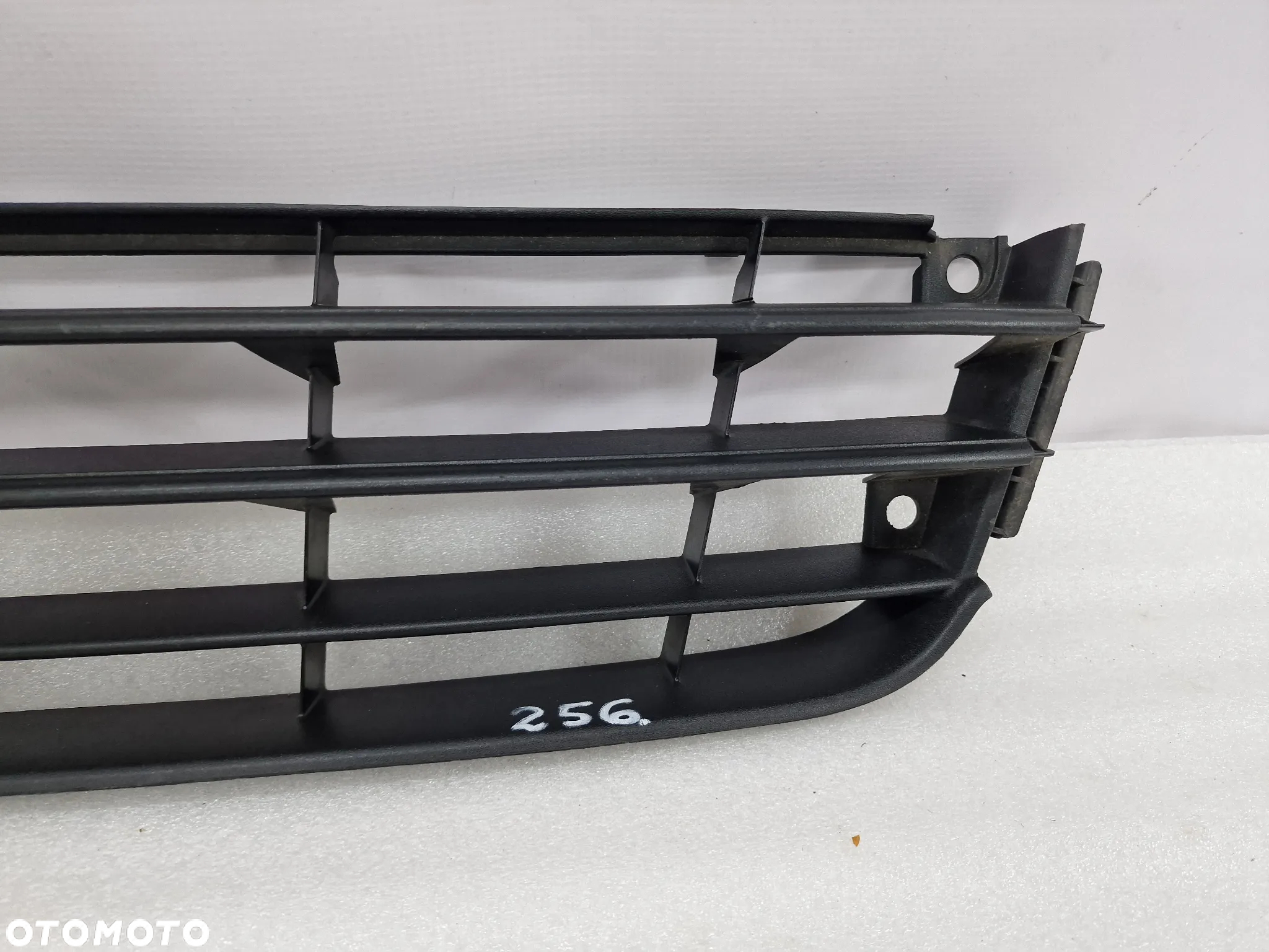 VW TOURAN I LIFT / CADDY 1T0 06-08 KRATKA ŚRODKOWA ZDERZAKA PRZEDNIEGO PRZÓD , NR 1T0853677 , NR AUKCJI KR256 - 2
