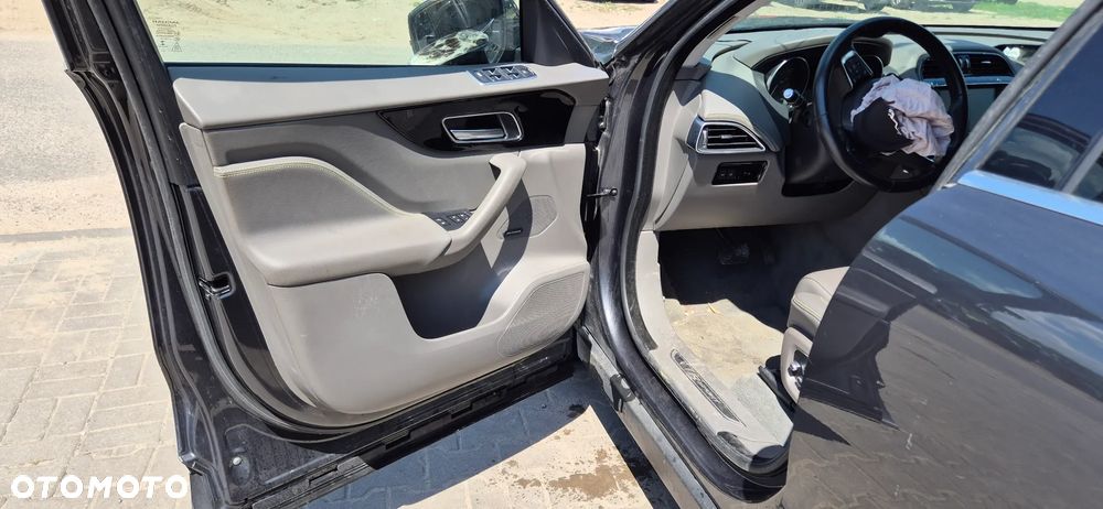 Jaguar F-Pace - 23
