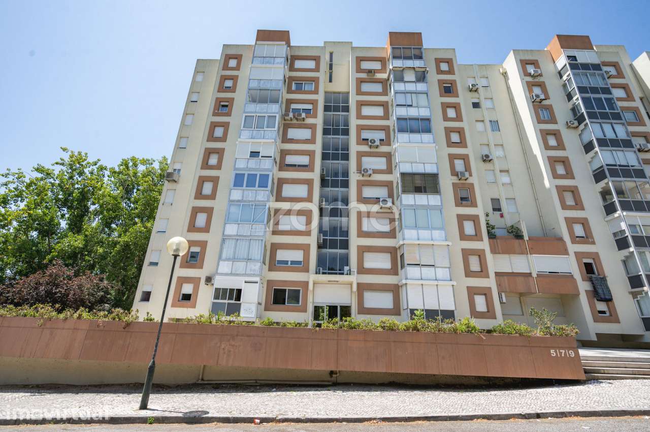 Apartamento T2 com Garagem para Arrendamento - Metro do Campo Grande - Grande imagem: 2/26