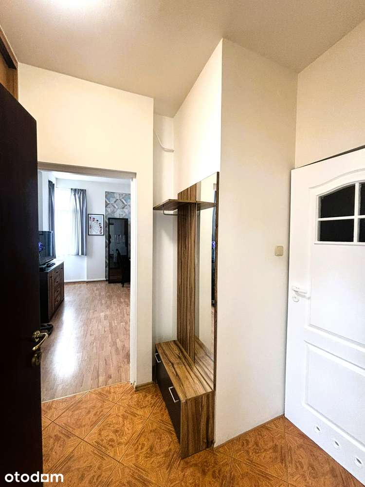 Studio Flat near METRO STATION !!!