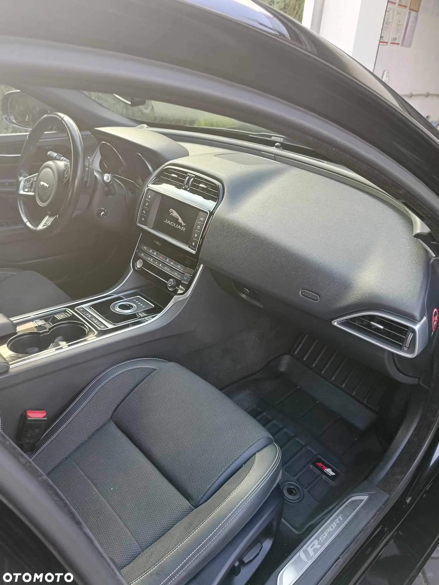 Jaguar XE 2.0 D R-Sport - 7
