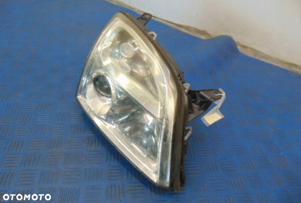 OPEL VECTRA C SEDAN REFLEKTOR PRAWY STAN WIDOCZNY NA ZDJĘCIU - 2
