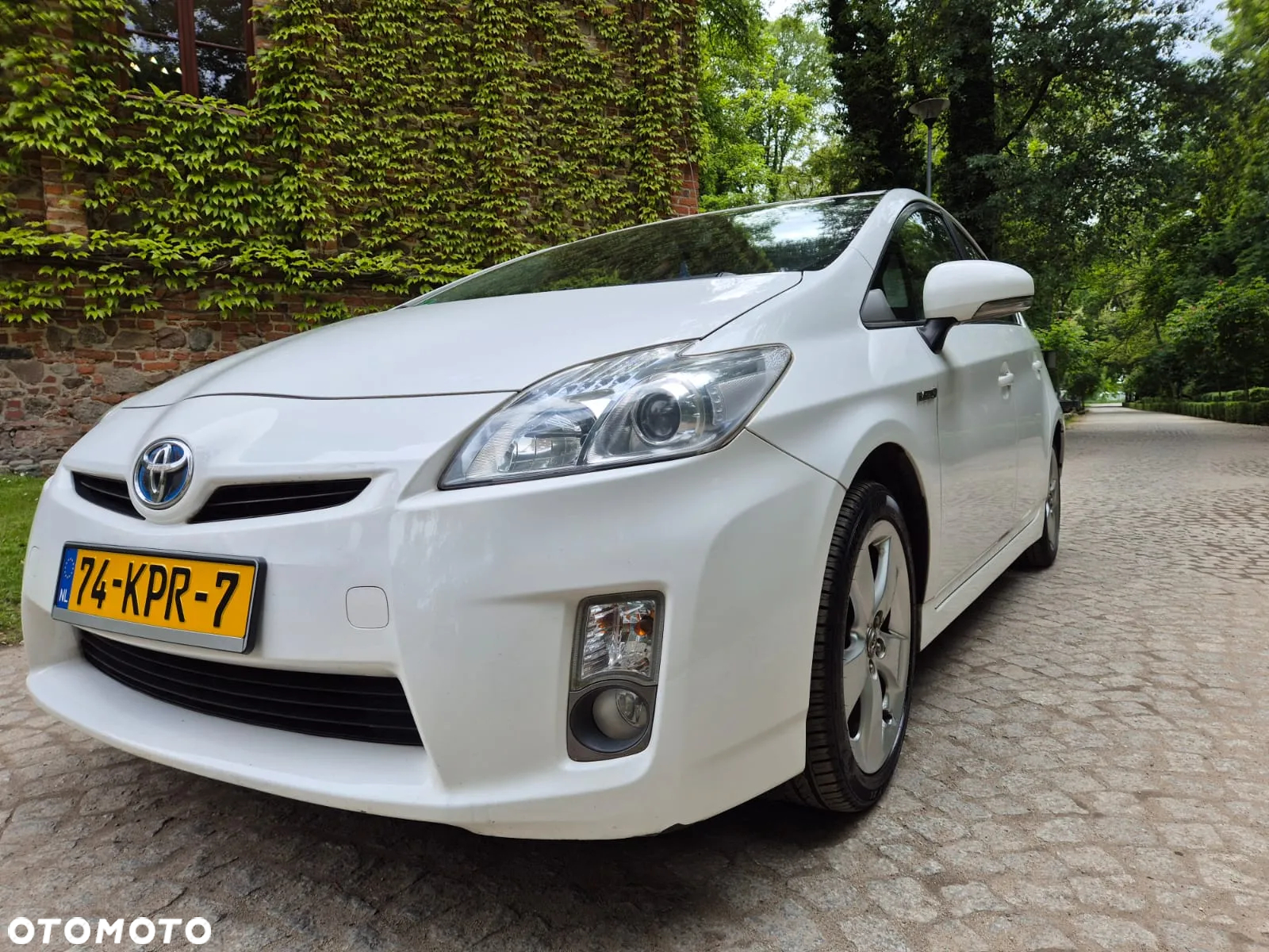 Toyota Prius (Hybrid) Executive - 18