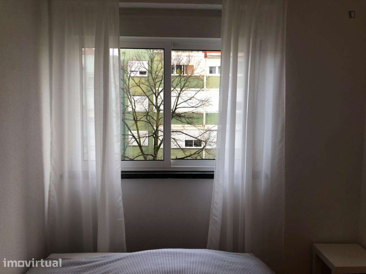 Quarto - localizado em Benfica Lisbon - Grande imagem: 5/8