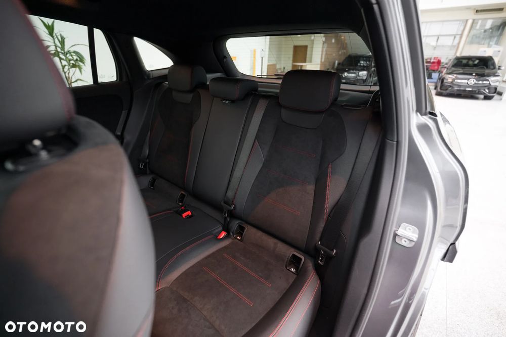 Mercedes-Benz GLA 200 d 4-Matic AMG Line - 11