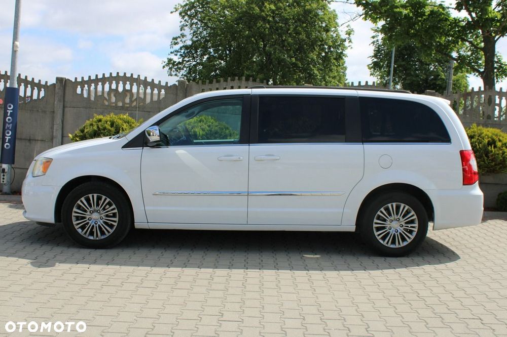Chrysler Town & Country - 10