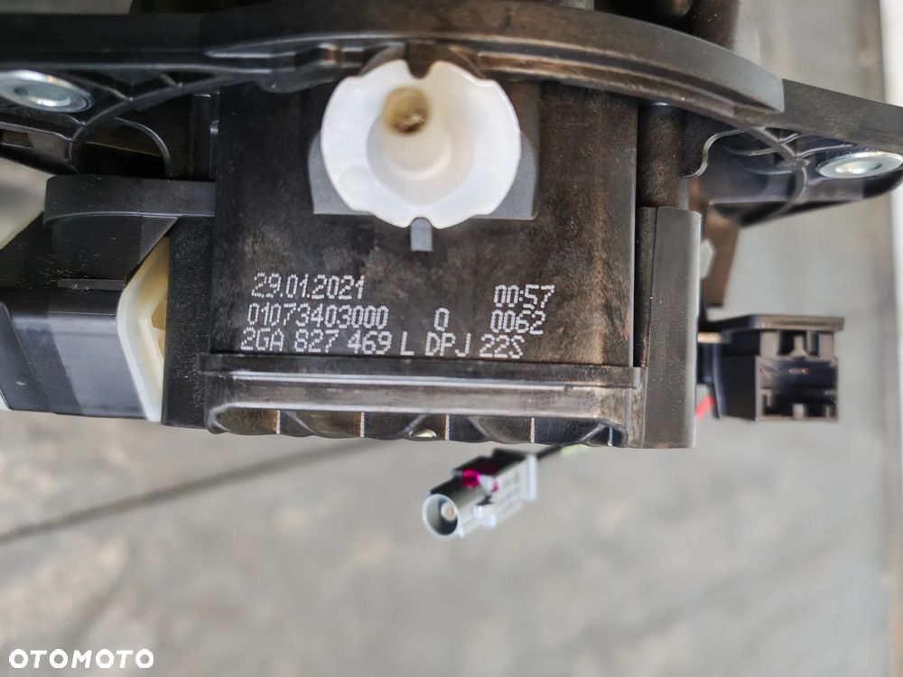 VW T-ROC kamera cofania znaczek w klapę 2GA827469L - 2