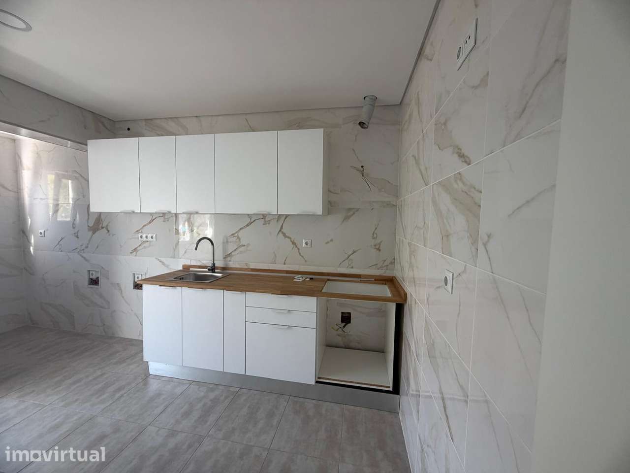 Apartamento T2 completamente remodelado no Lavradio - Grande imagem: 2/13