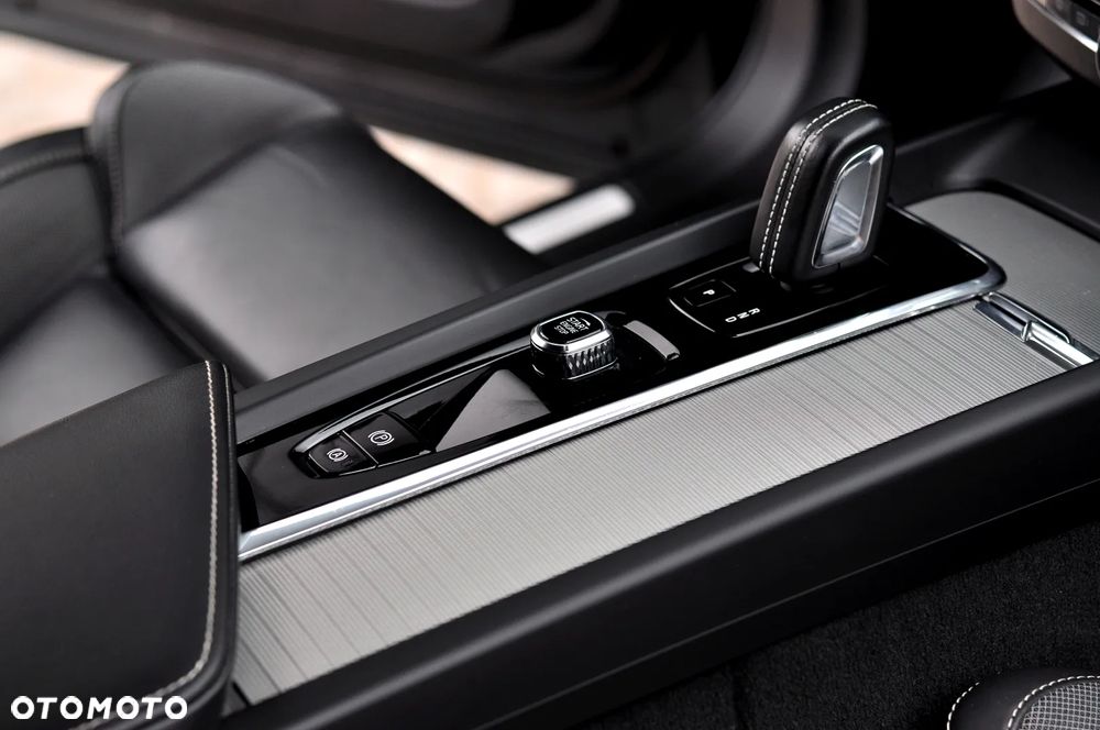 Volvo XC 60 B4 D Plus Dark - 18