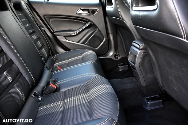 Mercedes-Benz GLA 180 7G-DCT Urban - 14