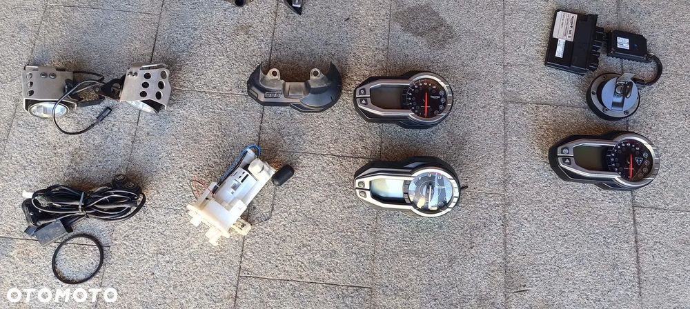 TRIUMPH TIGER 800XC KOŁO FELGA PRZÓD  KIEROWNICA HALOGENY CHŁODNICA SZYBA LICZNIK ZEGARY XRT - 5