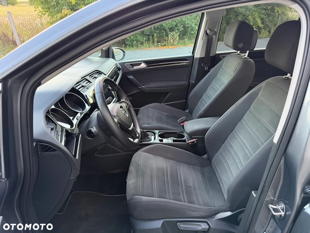 Volkswagen Touran - 12