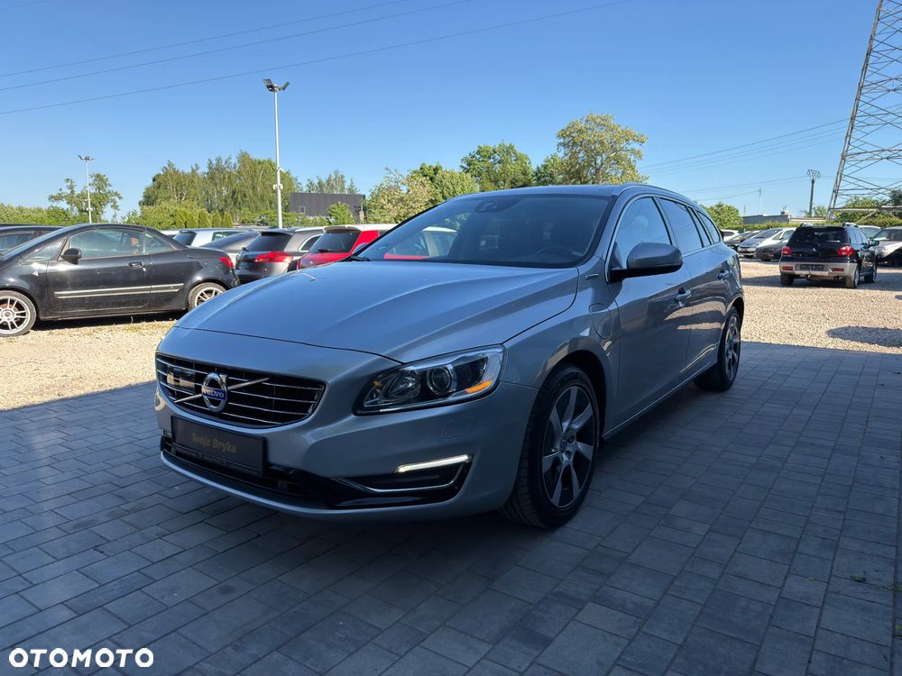 Volvo V60 D6 AWD Plug-in Hybrid R-Design Momentum - 10