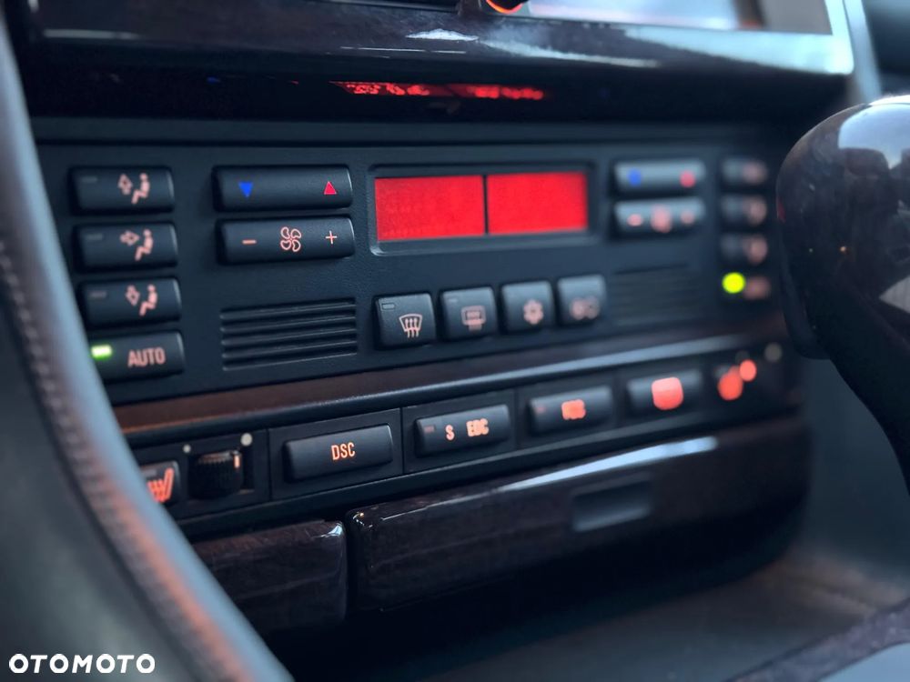 BMW Seria 7 750i - 32