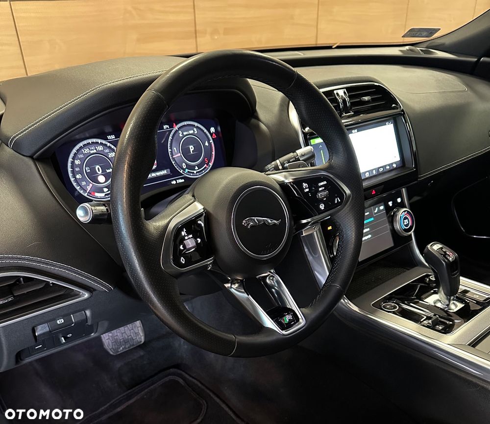 Jaguar XE 2.0 D180 R-Dynamic SE - 13