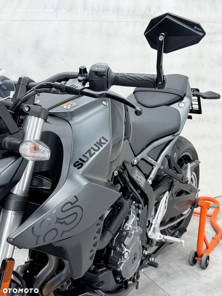 Suzuki GSX - 27