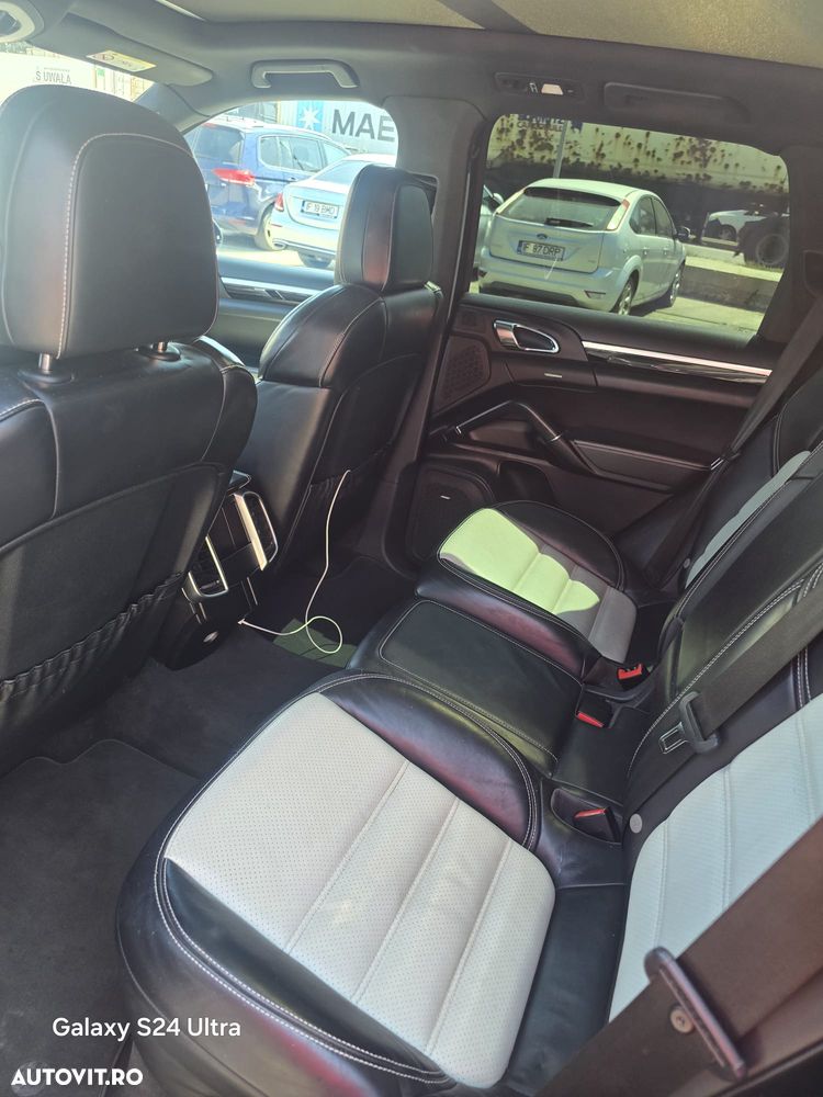Porsche Cayenne 3.0 L - 7