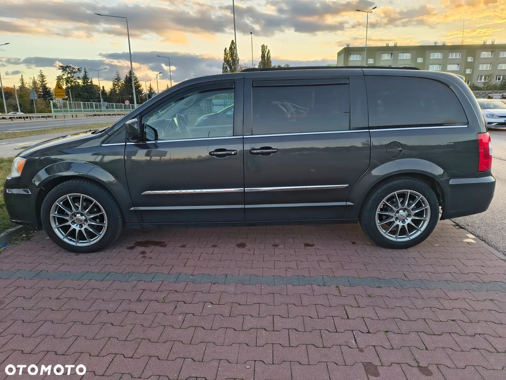 Chrysler Town & Country - 4