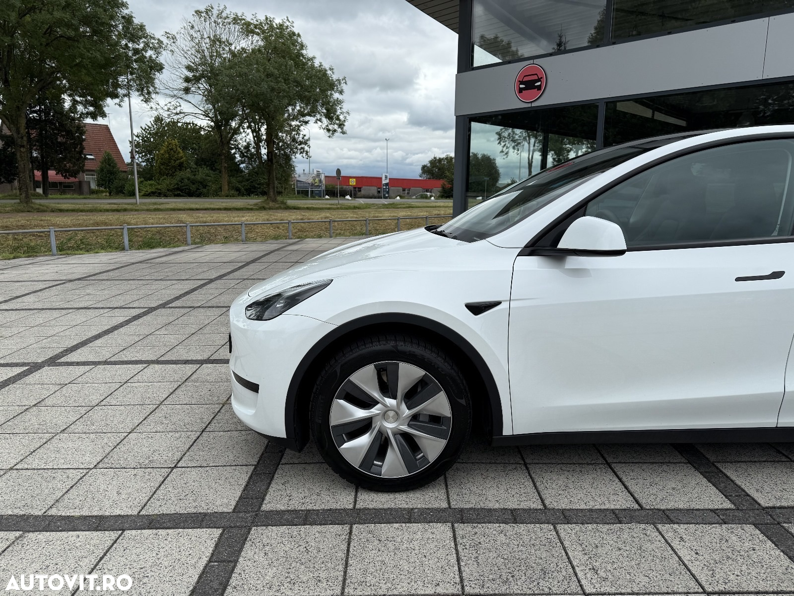 Tesla Model Y - 17