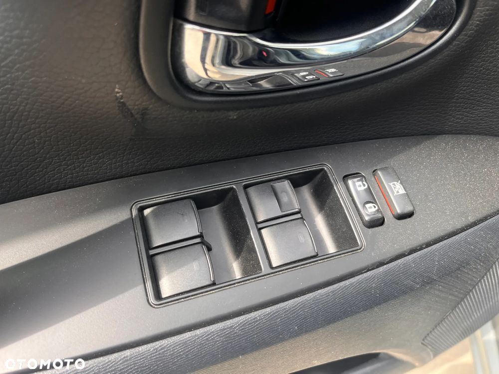 Toyota Avensis 1.6 Premium - 12