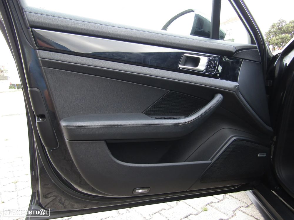 Porsche Panamera 4 E-Hybrid - 11