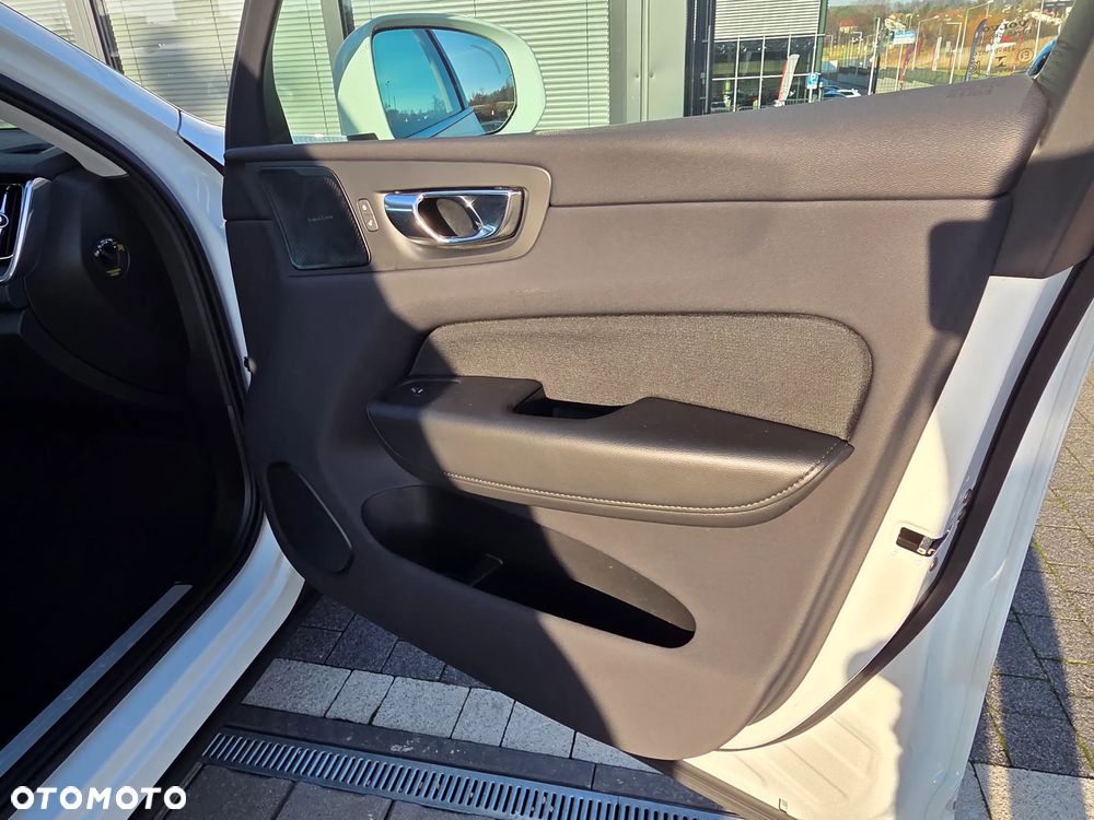 Volvo XC 60 T6 Plug-In Hybrid AWD Essential - 28