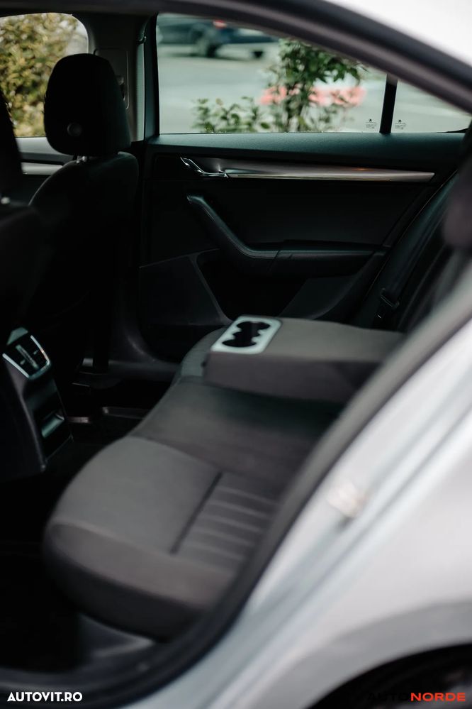 Skoda Octavia 2.0 TDI DSG Ambition - 31