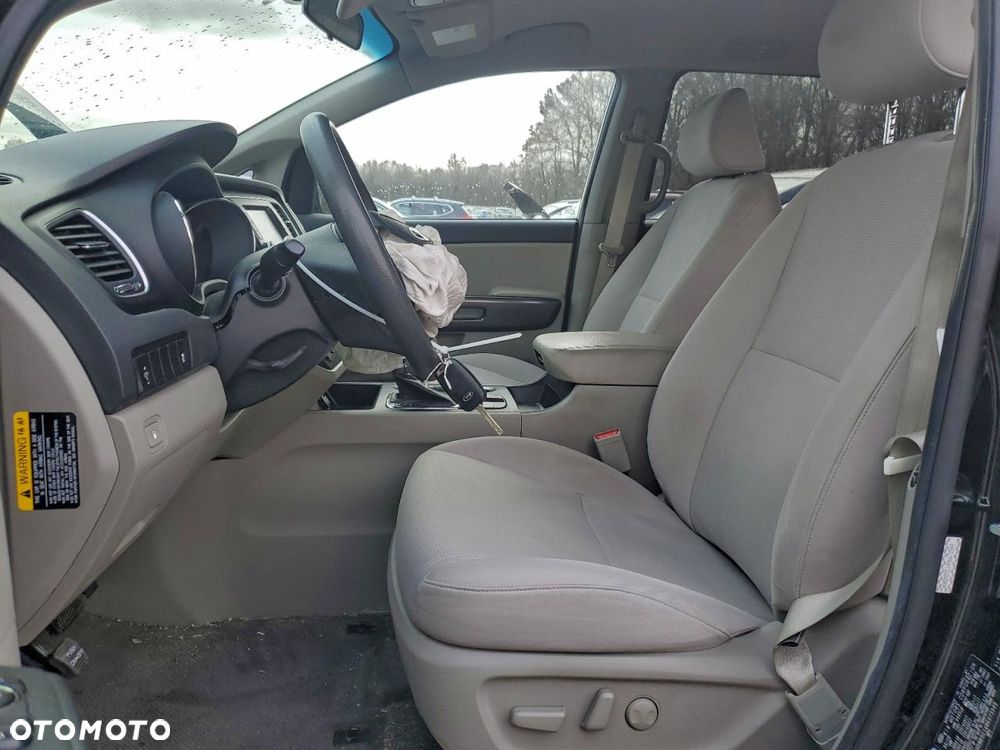 Kia Sedona - 7