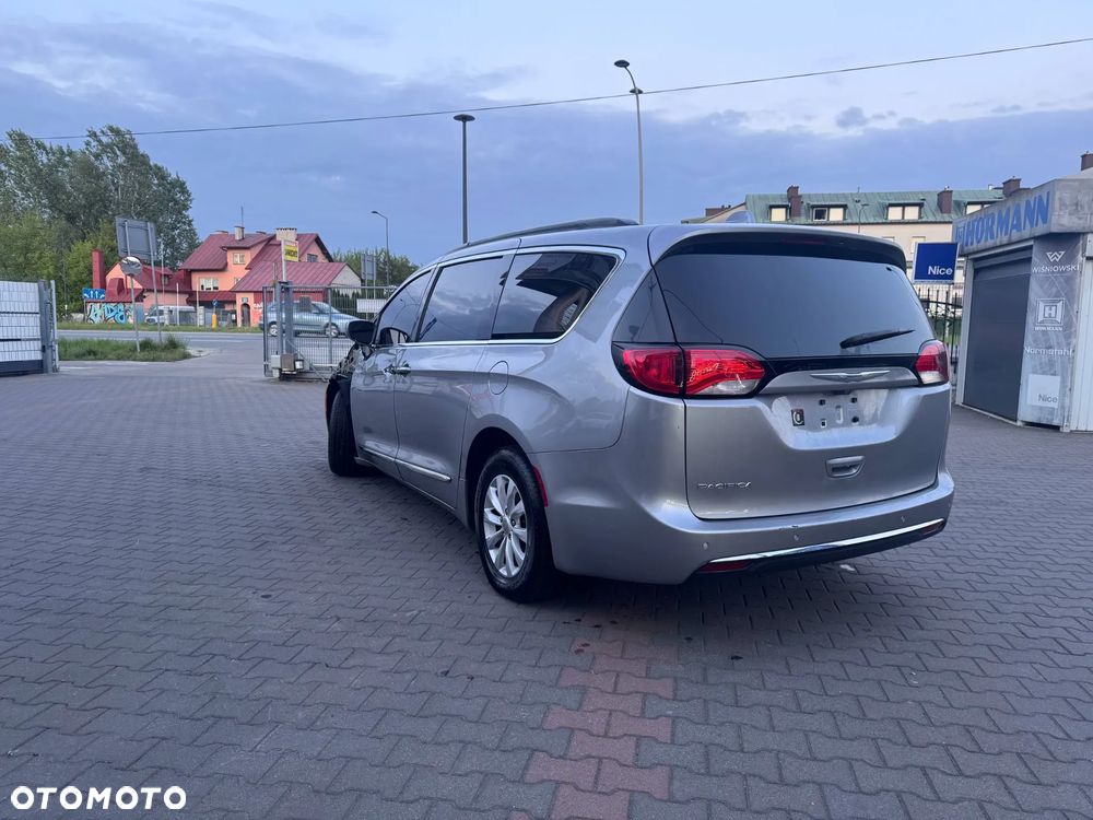 Chrysler Pacifica - 6