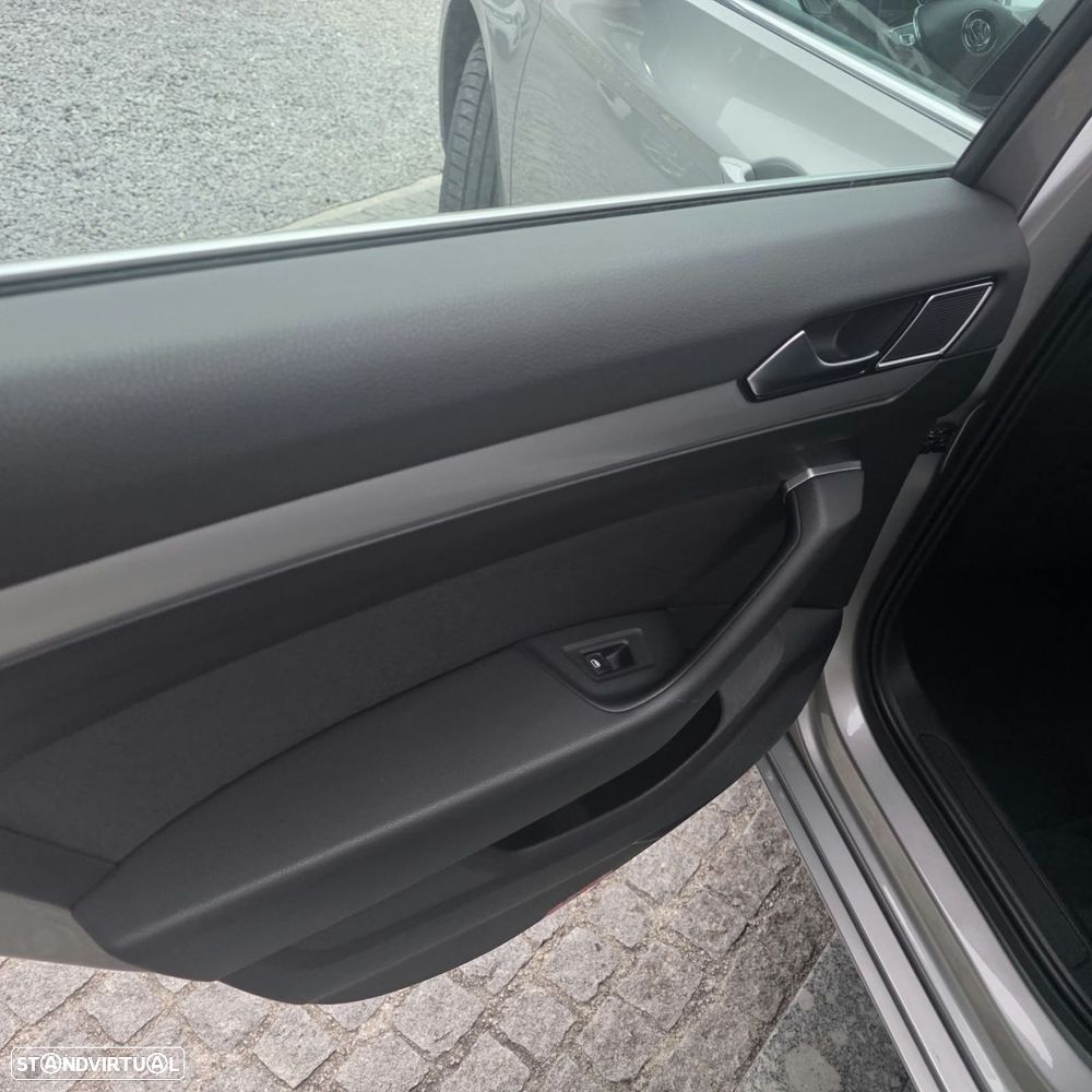 VW Passat 2.0 TDI Confortline - 35