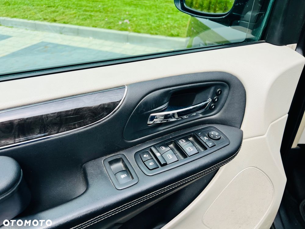 Chrysler Town & Country 3.6 Limited - 23